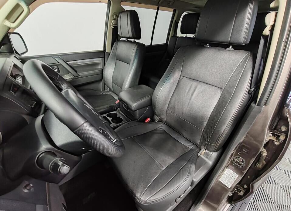 Mitsubishi Pajero, IV Рестайлинг 1 3.2d AT (200 л.с.) 4WD
