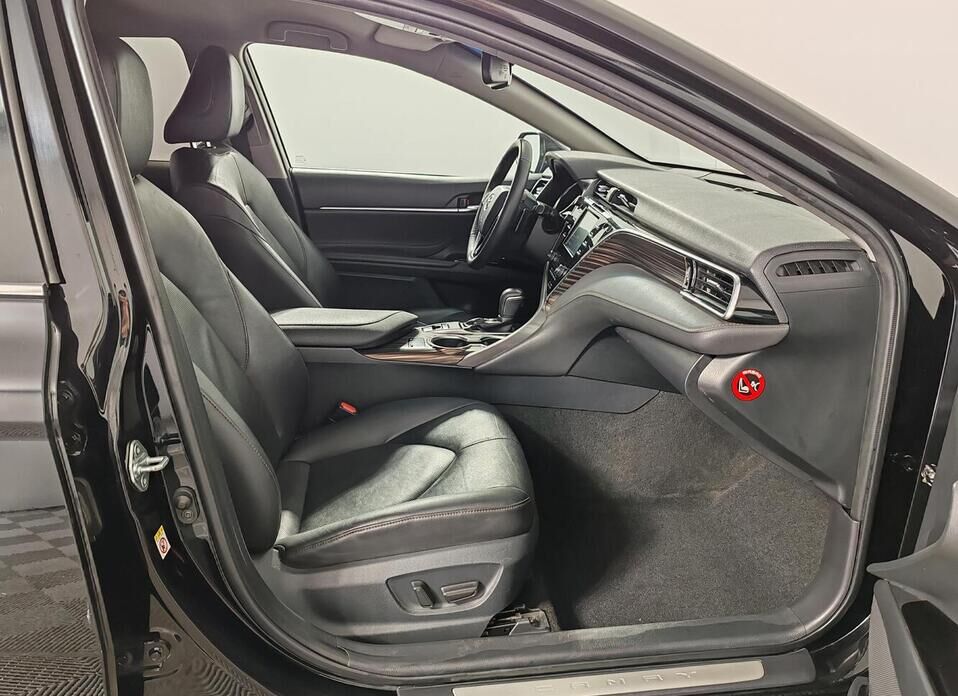 Toyota Camry 2.5 AT (181 л.с.)