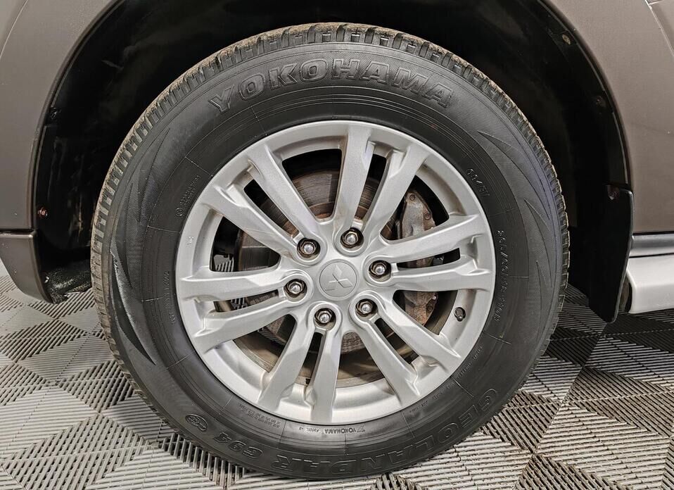 Mitsubishi Pajero, IV Рестайлинг 1 3.2d AT (200 л.с.) 4WD