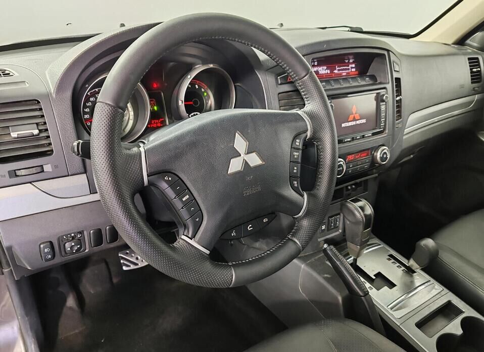 Mitsubishi Pajero, IV Рестайлинг 1 3.2d AT (200 л.с.) 4WD