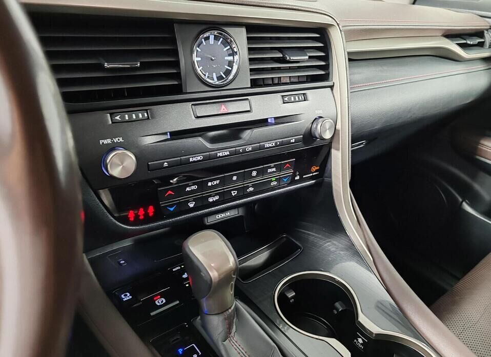 Lexus RX, IV Рестайлинг 300 2.0 AT (238 л.с.) 4WD
