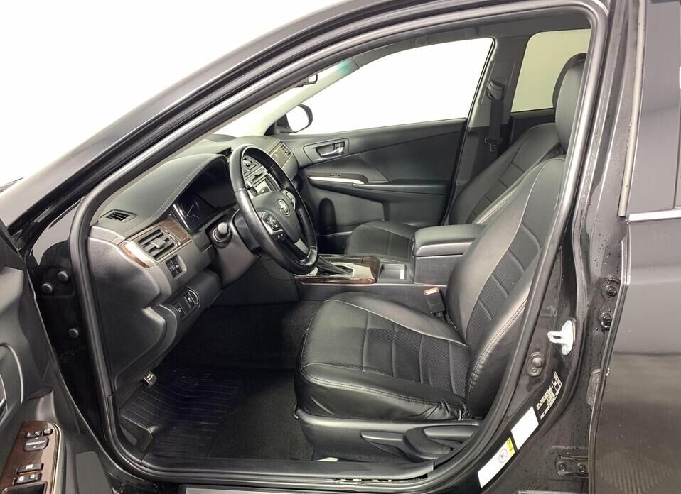 Toyota Camry 2.5 AT (181 л.с.)